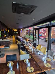 a long row of tables and chairs in a restaurant at LOFT COSTANERA 200mts in Encarnación