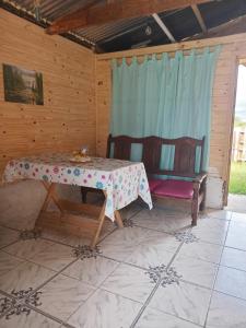 een tafel en twee stoelen in een kamer met een tafel bij Cabaña Anita in Cerrillos