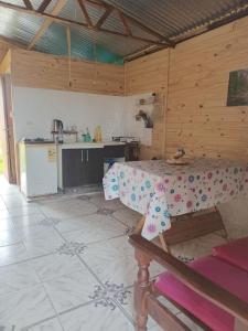 een keuken met een tafel in een kamer bij Cabaña Anita in Cerrillos