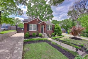 哥伦比亚2BD 2BA Bungalow Beautiful Backyard Grill的一座带庭院的红砖房子