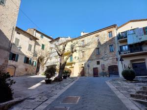 an empty street in an old town with buildings at La casetta sull'arco in Sarteano