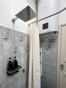 ein Bad mit Dusche und Duschvorhang in der Unterkunft Suite Roberto - Design ed eleganza nel cuore di Imola in Imola