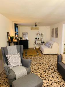un salon avec deux chaises et un canapé dans l'établissement Airport Cottage House, à Artemi 85 autres photos