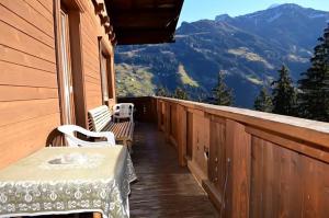 een balkon van een huis met een tafel en stoelen bij Ferienwohnung Schwendberg in Hippach