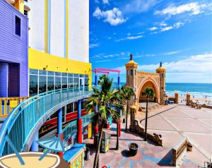 デイトナビーチにあるPenthouse Floor 1 BR Resort Condo Direct Oceanfront Wyndham Ocean Walk - Daytona Funland 1908のビーチの隣の通りにかかる橋