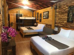 una camera con 2 letti e un letto a castello di Redhouse Dalat Hotel a Da Lat Altre 37 foto