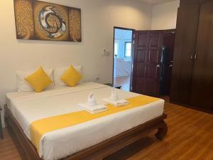 una camera da letto con un letto con due asciugamani sopra di Sunshine House By Serenity Sea House a Ban Khao Khwang (2)
