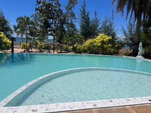 una grande piscina con acqua azzurra di Sunshine House By Serenity Sea House a Ban Khao Khwang (2)