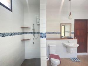 un bagno con un water e un lavandino di Sunshine House By Serenity Sea House a Ban Khao Khwang (2) Altre 4 foto