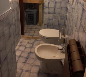 a small bathroom with a toilet and a sink at La casetta sull'arco in Sarteano