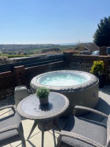 Spacious Studio Cabin with Sea/ Downs views Sole Use of HotTub in Seaford的阳台或露台