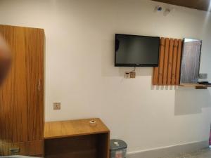 TV a/nebo společenská místnost v ubytování Hotel Dhanmondi Residential