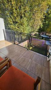balcón con vistas a un patio en Departamentos Turísticos Saavedra, en El Bolsón 106 fotos más