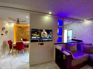 TV a/nebo společenská místnost v ubytování Duplex panoramique avec jardin