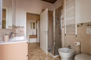 Et badeværelse på Conero Holiday Home - "Il Girasole"