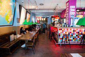 ein Restaurant mit Tischen und einer Bar in der Unterkunft Copenhagen Downtown Hostel in Kopenhagen
