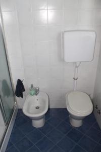ein Badezimmer mit Toilette und Waschbecken in der Unterkunft Sangiligio Countryside Villa, Private Rooms w Kitchen, Bath, Private Entrance, Crema in Crema
