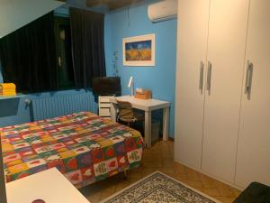 ein Schlafzimmer mit einem Bett, einem Schreibtisch und einem Tisch in der Unterkunft Sangiligio Countryside Villa, Private Rooms w Kitchen, Bath, Private Entrance, Crema in Crema