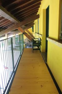 ein leerer Korridor eines Gebäudes mit einem hölzernen Gehweg in der Unterkunft Sangiligio Countryside Villa, Private Rooms w Kitchen, Bath, Private Entrance, Crema in Crema + 52 Fotos