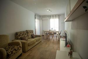 a living room with a couch and a table at ALCALA MAGNA -PARKING GRATIS- Licencia turística VT-13974 in Alcalá de Henares