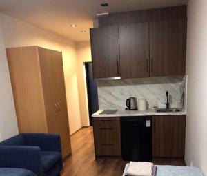 RVR Smart Apartments Riga with Free Parking and Self Check-in的厨房或小厨房