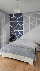 Postel nebo postele na pokoji v ubytování Titi's home Velipoje