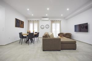 Χώρος καθιστικού στο ARIS Kallithea- Big & Bright 3 Bedroom Apartment