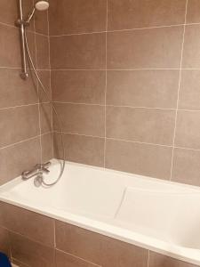 eine Dusche im Bad mit Badewanne in der Unterkunft Belle chambre avec accès à une terrasse in Paris