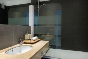 une salle de bain avec un lavabo et une douche dans l'établissement Palau de la Musica Apartments, à Barcelone