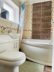 フォート・ウィリアムにあるWallace Houseのトイレ、浴槽、洗面台を備えたバスルーム