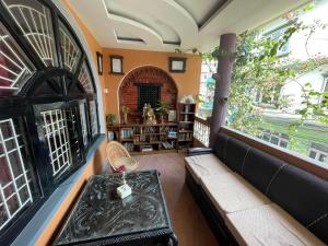 un soggiorno con un divano e un tavolo di Blue Mountain Home Stay a Kathmandu Altre 37 foto