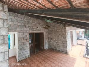 una stanza vuota con un muro di mattoni di Danny's Villa-2 bedrooms with parking a Bangalore