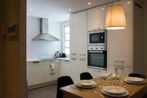 Kitchen o kitchenette sa Palau de la Musica Apartments