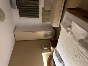 una piccola stanza con un letto e una finestra di Luxury Villa Magic View 4U - lulia a Kineta