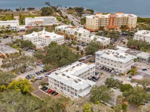 Una vista aérea de una ciudad con edificios blancos. en Canopy Couplet - 2 Upscale Condos by Main St, en Safety Harbor 28 fotos más