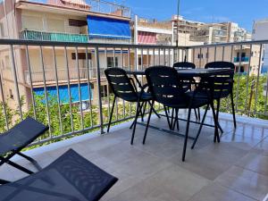 een terras met stoelen en een tafel op een balkon bij SATORI Romantyczny azyl dla dwojga 150 m od plaży - apartament z balkonem i parkingiem, Playa de Gandia in Playa de Gandia