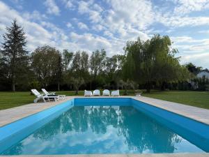 Basen w obiekcie Escapade Romantique en Chalet Nature, Calme et Douceur au Bord de Marne lub w pobliżu