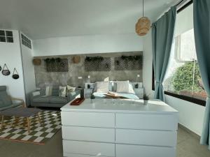 ein Wohnzimmer mit einer Küche und einem Sofa in der Unterkunft Manolo Pris, En el Mar, Teide con Piscina Natural in El Pris + 104 Fotos