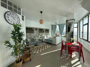 ein Wohnzimmer mit einer Couch und einer Uhr an der Wand in der Unterkunft Manolo Pris, En el Mar, Teide con Piscina Natural in El Pris