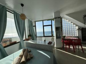 ein Schlafzimmer mit einem Bett mit Blick auf das Meer in der Unterkunft Manolo Pris, En el Mar, Teide con Piscina Natural in El Pris