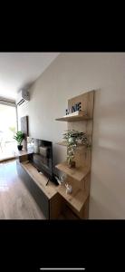 Televisyen dan/atau pusat hiburan di Marina Bay Apartament 1