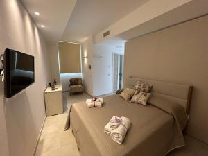 a bedroom with a bed with towels on it at Dimora La Mennula in Leverano