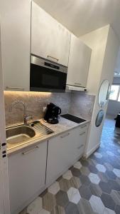 Køkken eller tekøkken på Charmant studio climatisé, proche de la plage + 2 billeder