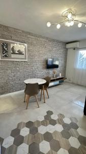 Et tv og/eller underholdning på Charmant studio climatisé, proche de la plage