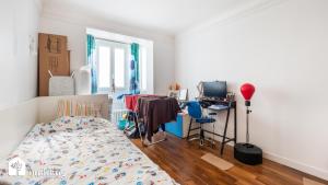 un dormitorio con una cama y un escritorio en App à 5 minutes de la Tour Eiffel, en París