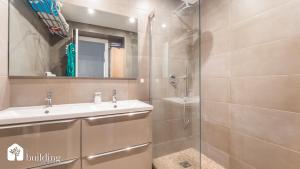un baño con lavabo y ducha en App à 5 minutes de la Tour Eiffel, en París