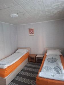 two beds in a small room with at La vie in Opanets