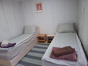 a small room with two beds and a table at La vie in Opanets