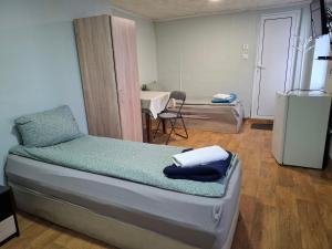 a small room with two beds and a table at La vie in Opanets