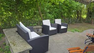 un gruppo di sedie su un patio di Eco Home a Zurigo